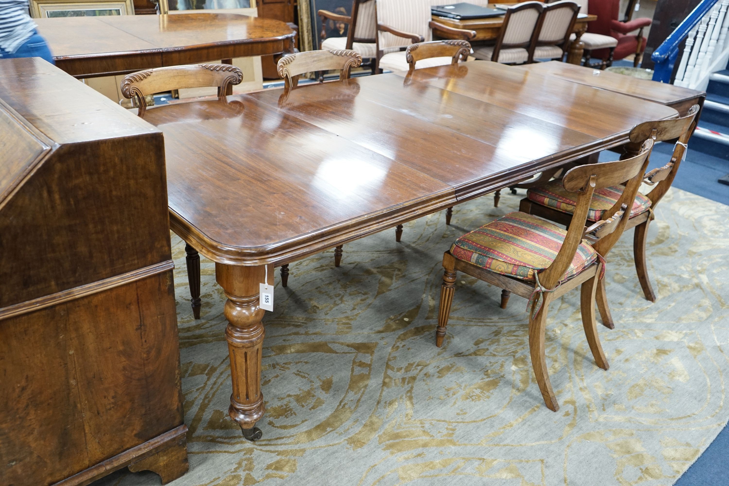 A late Victorian walnut wind-action dining table with two extra leaves, no winder, 236cm extended, width 118cm, height 74cm